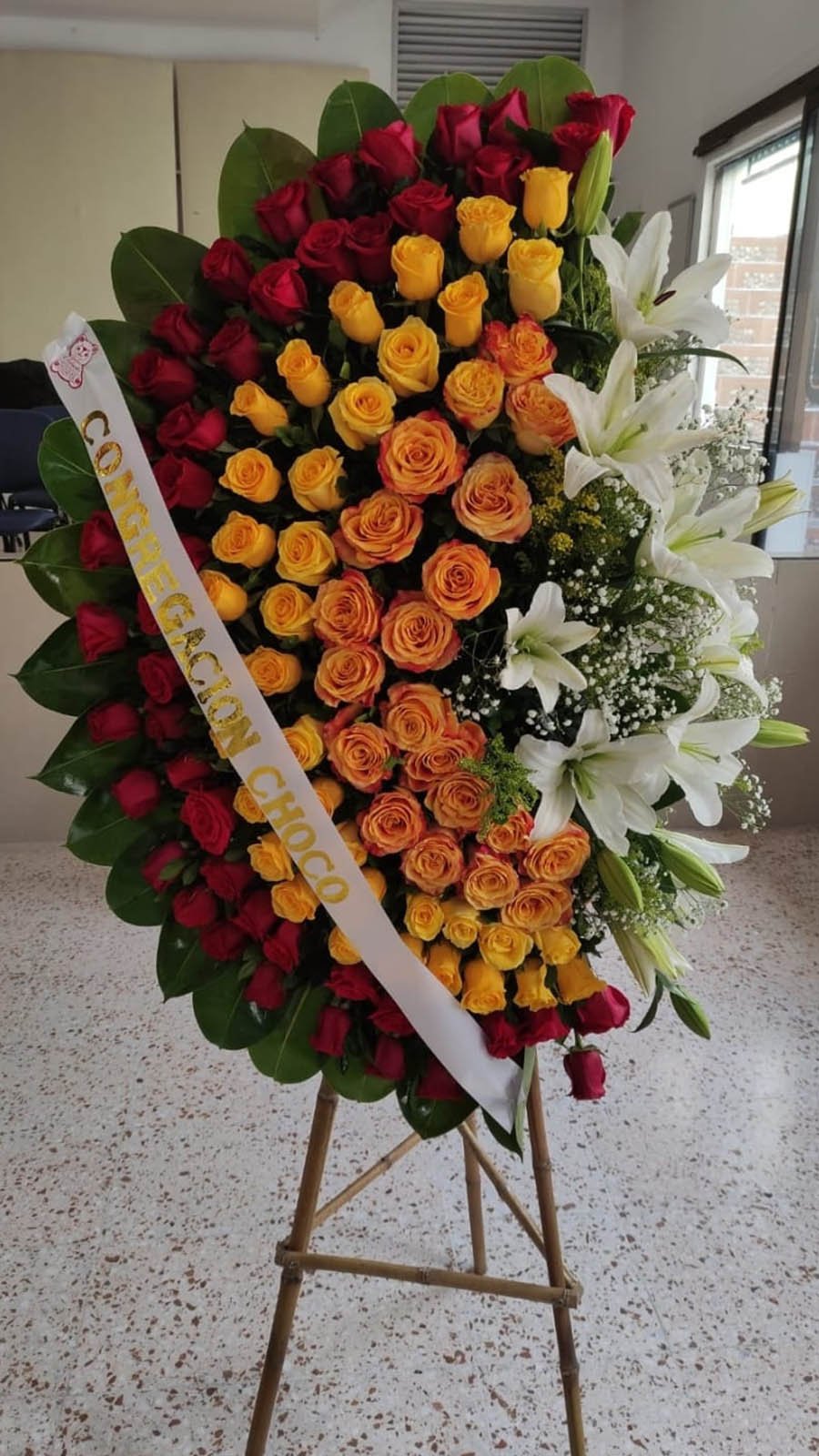 corona de pie funebre con rosas y elegante Corona fúnebre elegante en Bogotá