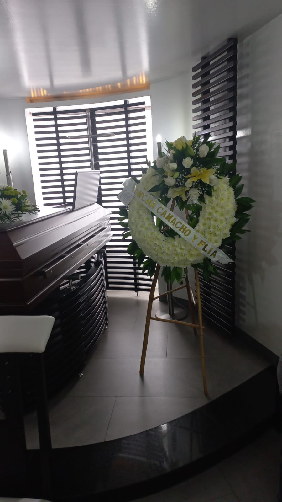 corona funebre con ramo de rosas para funeraria