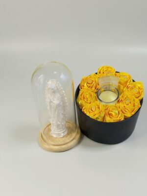 Virgen en cúpula de cristal con rosas eternas y vela aromatizada para condolencias